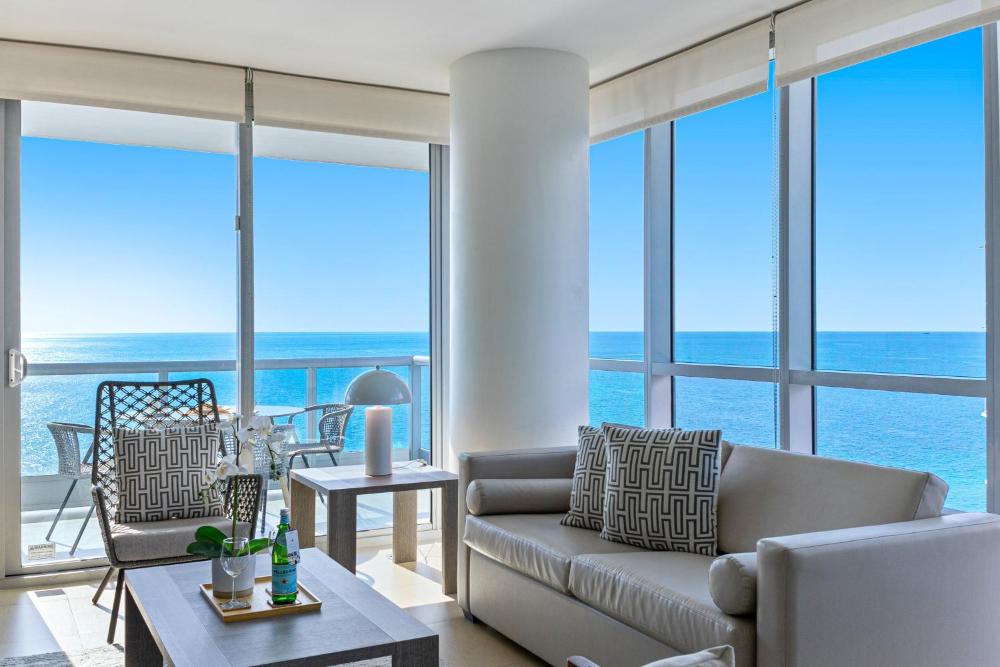 Deluxe One-Bedroom Corner Apartment with Balcony - Oceanfront View interior