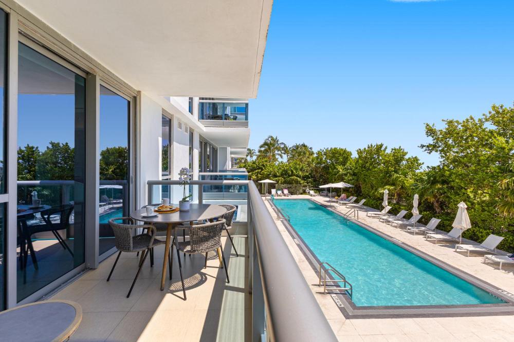 Superior One-Bedroom Apartment with Balcony - Beachfront with Pool View interior